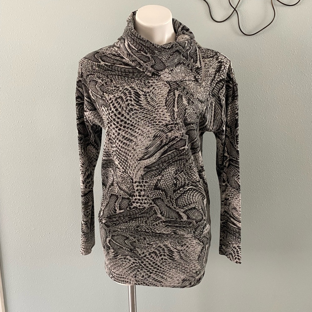 White House Black Market tunic. Zipper at neck. Size extra small. Worn once